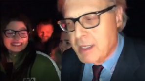 Sgarbi soccorre quattro ragazze rimaste senza benzina, poi le rimprovera: ”Capre!”
