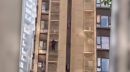 Nonna 80enne scala un palazzo a mani nude: il video