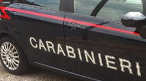 Chiama i carabinieri per denunciare un furto ma si dimentica di nascondere la droga che ha in casa