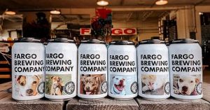 Foto di cani abbandonati sulle lattine di birra: la bella iniziativa per farli adottare