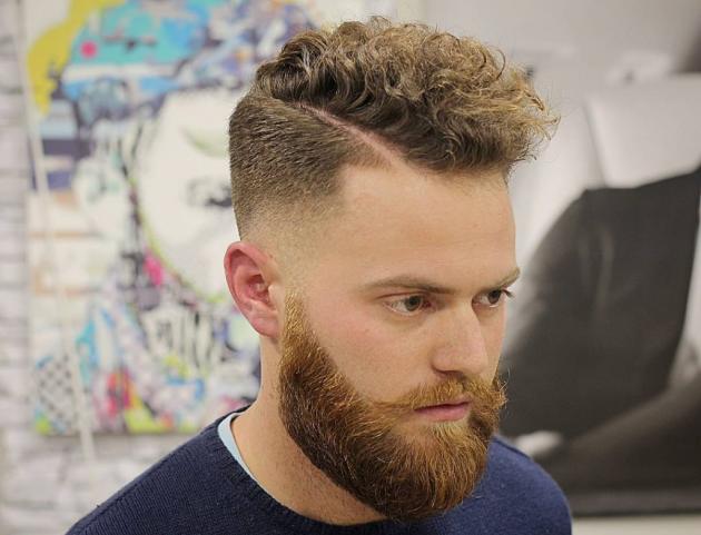 I capelli rasati ai lati sono sempre più apprezzati da uomini e donne