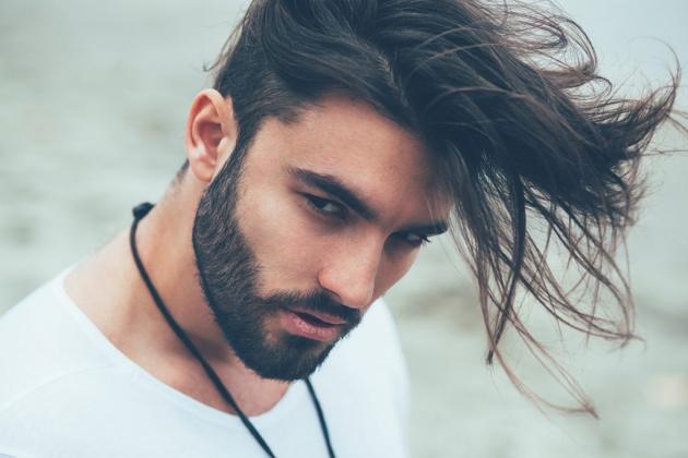 Rasati ai lati, lunghi sopra ed un ciuffo ribelle