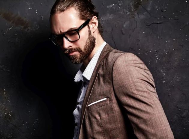 Codino uomo: ideale per chi ha un viso squadrato, specialmente se abbinato ad una folta barba