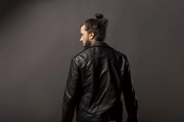 Codino uomo: per fare il man bun (o chignon), basta sostanzialmente fare un normale codino, evitando però di fare uscire l'estremità finale della coda dal nodo