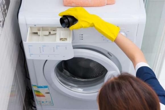 E' consigliabile inserire l'aceto nella vaschetta dell'ammorbidente in modo tale che entri in circolo solo all'ultimo risciacquo e non interferisca con l'azione del detersivo