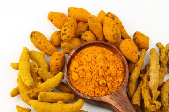 La curcuma è un rimedio naturale contro le labbra gonfie