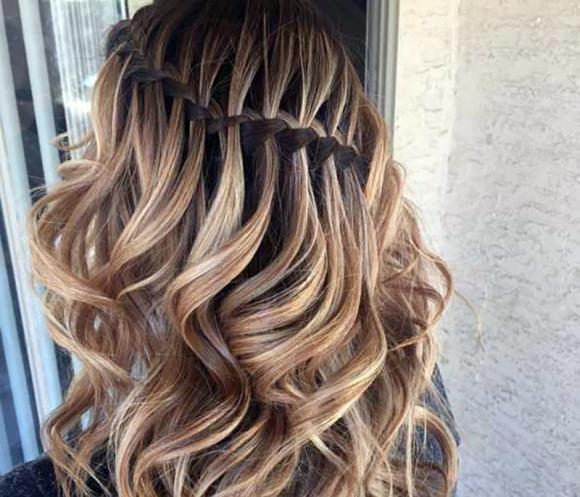 Anche sui capelli mossi si può creare la treccia a cascata