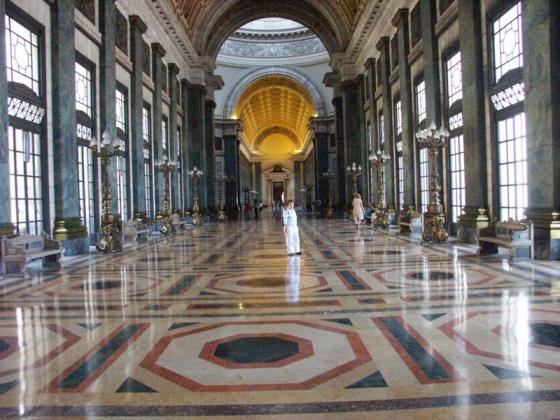 Il Salone dei Passi Perduti, così chiamato in virtù della sua acustica particolare rende i passi particolarmente leggeri